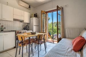 a kitchen with a table and chairs in a room at Makis Apartment Katelios in Khionáta