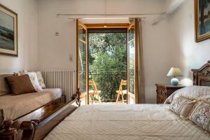 a bedroom with a bed and a sliding glass door at Makis Apartment Katelios in Khionáta