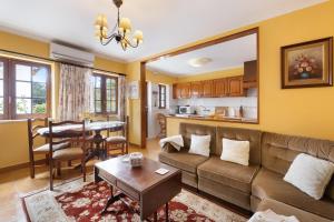 a living room with a couch and a table at Cottage Sete Mares in Colares