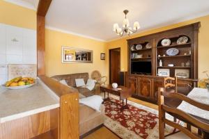 a living room with a couch and a table at Cottage Sete Mares in Colares
