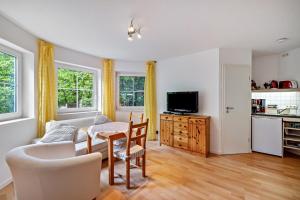 a living room with a couch and a table at Ferienapartment Remke in Starnberg