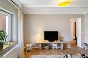 a living room with a television on a table at Ferienwohnung Seelenruhig in Wollershausen