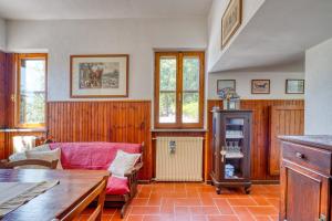 a living room with a red couch and a table at Appartamento Villa Marta in Spoleto
