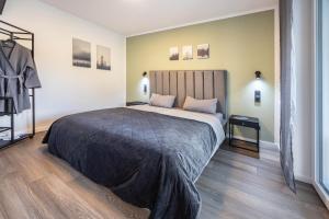 a bedroom with a large bed in a room at Egge Resort 7d mit Whirpool u Sauna in Altenbeken