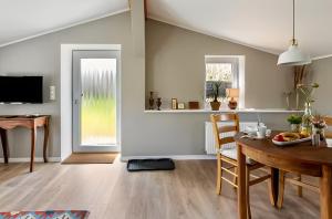 a kitchen and dining room with a table and a dining room at Ferienwohnung an der Schlei oben in Fleckeby