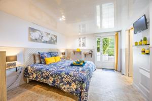 a bedroom with a bed and a tv in a room at Chambres d'hôtes Le Boiziller in Saint-Michel-Mont-Mercure