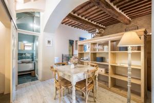 a dining room with a table and chairs at Radicondoli Studio in Radicondoli