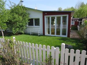 a white picket fence in front of a house at Strandhaus am Oberuckersee in Warnitz