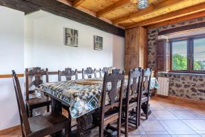 a dining room with a table and chairs at Casa Trasmiera in Solórzano