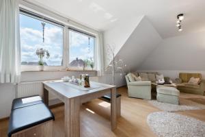 a living room with a table and a couch at Ferienwohnung Storchennest in Burg