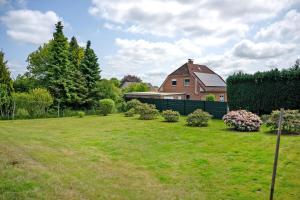 a large yard with a house in the background at Ferienwohnung Storchennest in Burg
