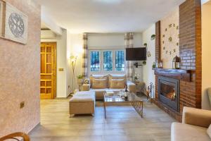 a living room with a couch and a fireplace at Casa Arroyo Colmenar in Villanueva del Arzobispo