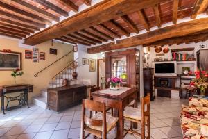 a living room with a table and chairs at Oasi del borgo Montefollonico in Montefollonico