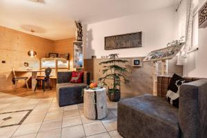 a living room with a couch and a table at Hatzes App Langkofel in Laion