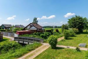 a view of a garden with a house in the background at Relaxen am Illmensee in Illmensee