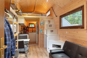 a small kitchen and dining room in a tiny house at Tiny House Ernesto in Lehnin