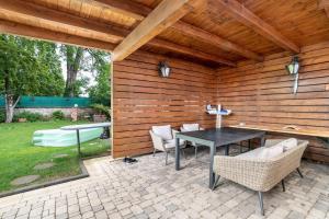 a patio with a table and chairs and a tub at Apartment Albert-Schulte Park in Worms