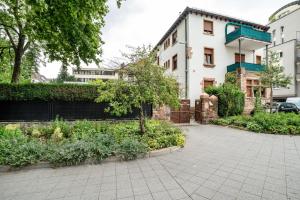 a courtyard in front of a white building at Apartment Albert-Schulte Park in Worms