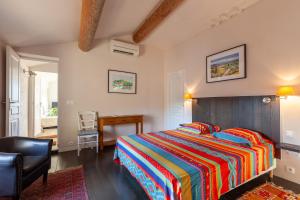 a bedroom with a bed and a chair and a desk at Gîte Durance Mallemort in Mallemort