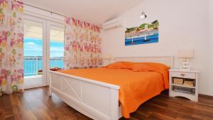 Postel nebo postele na pokoji v ubytování Gem of the sea luxury beach apartment with brand new heating infinity pool + 37 fotografií