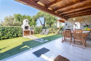 a patio with a table and chairs in a yard at Manessy in Badesi