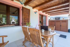 a dining room with a wooden table and chairs at Manessy in Badesi