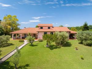 an aerial view of a house with a yard at Tenuta Vallegaia in Rosignano Marittimo