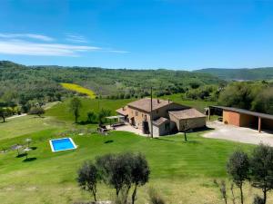an aerial view of a house with a large yard at Casamira in Sagás