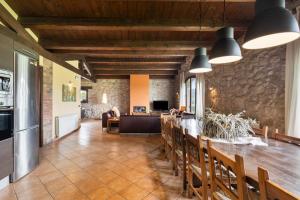 a kitchen and dining room with a long table and chairs at Casamira in Sagás