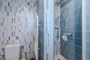 a bathroom with a shower with a toilet and a sink at Chalet studio bassin d'Arcachon in La Teste-de-Buch +19 photos