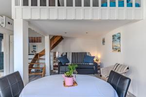 a living room with a table and a couch at Chalet studio bassin d'Arcachon in La Teste-de-Buch