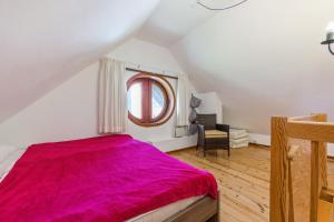 a bedroom with a bed with a pink blanket at Moin Moin in Friedrichskoog-Spitze
