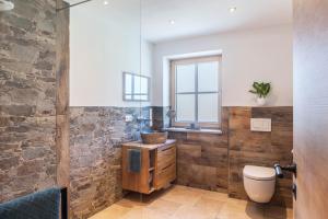 a bathroom with a toilet and a window at Ferienwohnung Johanni in Farchant +19 photos