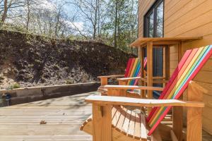 a pair of colorful chairs sitting on a deck at Tinyhaus Brekendorf Kammberg in Brekendorf