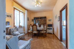 a living room with a table and chairs at Cottage Casa Luisa in Montalcino