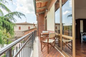 a balcony with a table and chairs on it at Cottage Casa Luisa in Montalcino