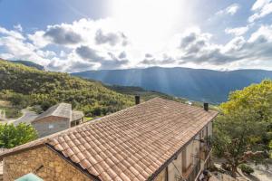 a roof of a house with mountains in the background at Jaumet 2 Sant Martí de Barcedana in Aransís