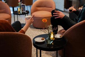a group of people sitting around a coffee table at Witte Berken Natuurhotel in Epe