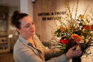 a woman is holding a bouquet of flowers at Witte Berken Natuurhotel in Epe