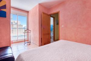 a bedroom with a bed and a large window at Oliva Avinyo in Oliva