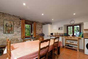 a kitchen and dining room with a table and chairs at Les gîtes Bretons in Bieuzy-les Eaux