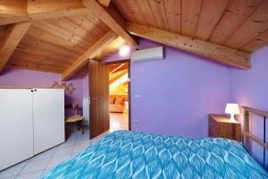 a bedroom with a bed and a wooden ceiling at Trilocale in villa Apt 5 in Varazze