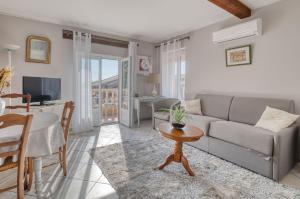 a living room with a couch and a table at Chez Anne Marie Et Daniel in Gardouch