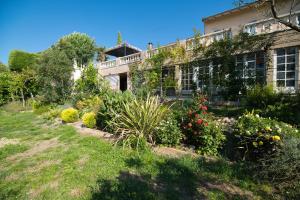 a garden in front of a house at Chez Anne Marie Et Daniel in Gardouch