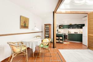 a kitchen and dining room with a table and chairs at Casa Limón in Vélez-Málaga