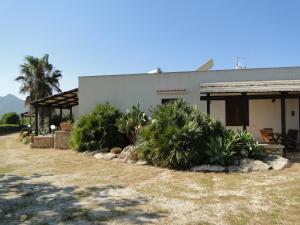 a house with a bunch of plants in front of it at Isola Di Favignana in Favignana