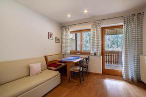 a living room with a couch and a table at Camping Passeier Arnika in Saltusio