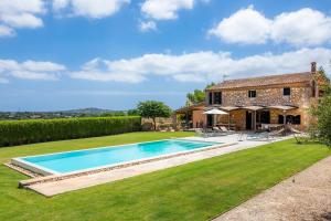 an external view of a house with a swimming pool at Sa Pleta in Manacor
