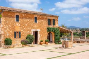 a large brick building with ivy on it at Sa Pleta in Manacor