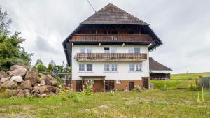 a large white house with a gambrel roof at Fewo Fuchs in Lauterbach